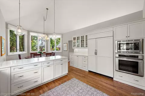 Kitchen - 3021 E Ridge Ct, Bloomfield Hills, MI 48302 photo 4 of 7