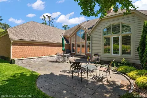 Exterior - 3021 E Ridge Ct, Bloomfield Hills, MI 48302 photo 8 of 10
