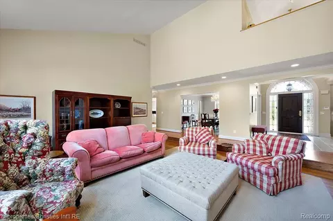 Living - 3021 E Ridge Ct, Bloomfield Hills, MI 48302 photo 5 of 7