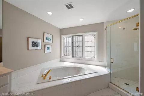 Bath - 3021 E Ridge Ct, Bloomfield Hills, MI 48302 photo 4 of 16