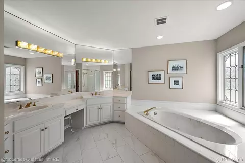 Bath - 3021 E Ridge Ct, Bloomfield Hills, MI 48302 photo 3 of 16