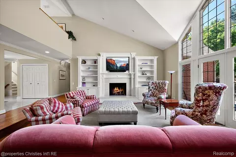Living - 3021 E Ridge Ct, Bloomfield Hills, MI 48302 photo 3 of 7