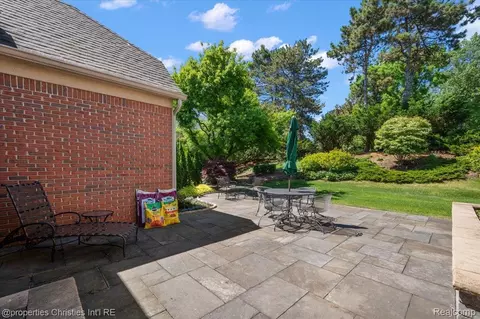 Exterior - 3021 E Ridge Ct, Bloomfield Hills, MI 48302 photo 10 of 10
