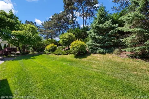 Exterior - 3021 E Ridge Ct, Bloomfield Hills, MI 48302 photo 5 of 10