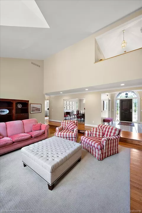 Living - 3021 E Ridge Ct, Bloomfield Hills, MI 48302 photo 6 of 7