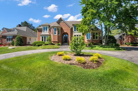Exterior - 3021 E Ridge Ct, Bloomfield Hills, MI 48302 photo 4 of 10