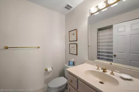 Bath - 3021 E Ridge Ct, Bloomfield Hills, MI 48302 photo 10 of 16