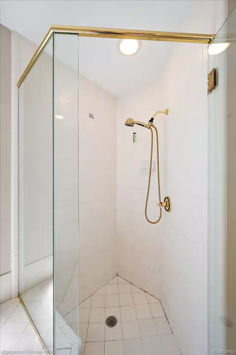 Bath - 3021 E Ridge Ct, Bloomfield Hills, MI 48302 photo 6 of 16