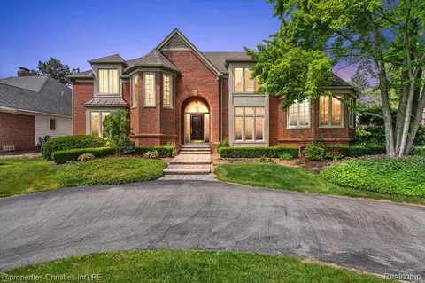 Exterior - 3021 E Ridge Ct, Bloomfield Hills, MI 48302 photo 2 of 10