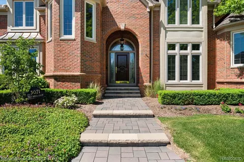 Exterior - 3021 E Ridge Ct, Bloomfield Hills, MI 48302 photo 3 of 10