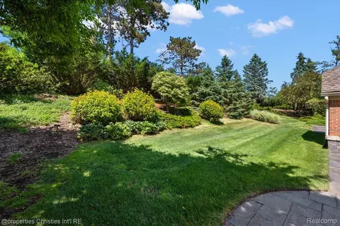 Exterior - 3021 E Ridge Ct, Bloomfield Hills, MI 48302 photo 7 of 10