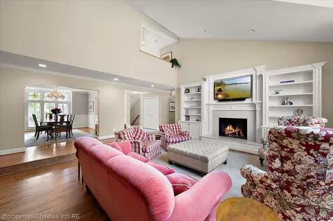 Living - 3021 E Ridge Ct, Bloomfield Hills, MI 48302 photo 4 of 7