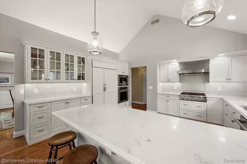 Kitchen - 3021 E Ridge Ct, Bloomfield Hills, MI 48302 photo 3 of 7
