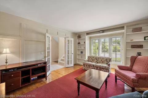 Living - 3021 E Ridge Ct, Bloomfield Hills, MI 48302 photo 2 of 7