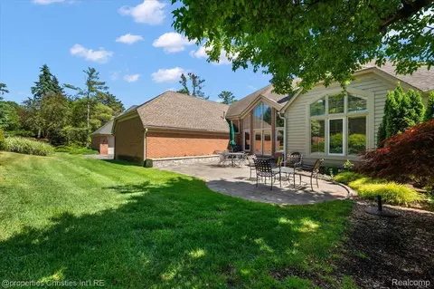 Exterior - 3021 E Ridge Ct, Bloomfield Hills, MI 48302 photo 6 of 10