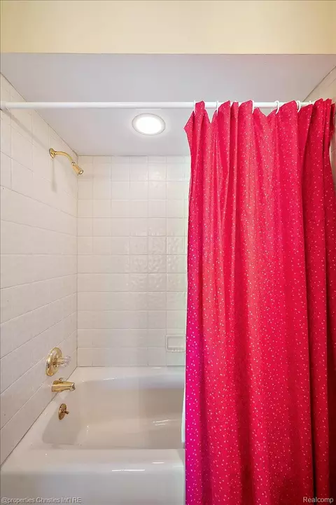 Bath - 3021 E Ridge Ct, Bloomfield Hills, MI 48302 photo 9 of 16