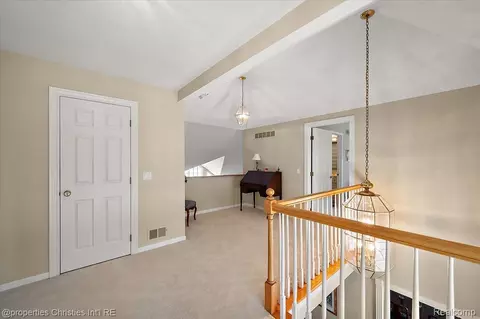 Entry Way - 3021 E Ridge Ct, Bloomfield Hills, MI 48302 photo 8 of 9