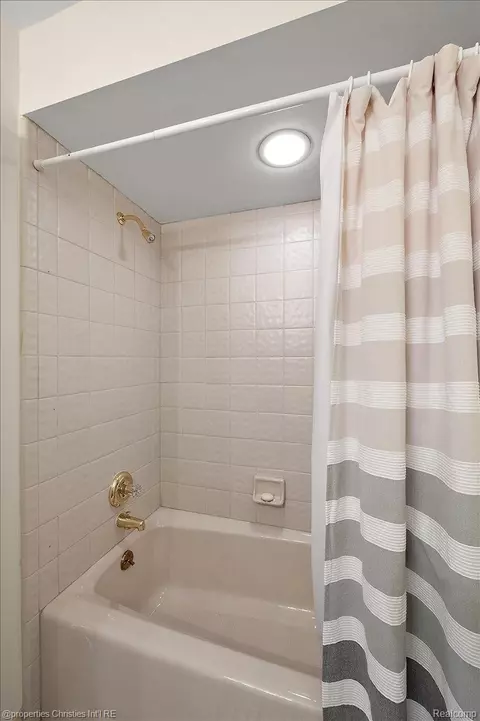 Bath - 3021 E Ridge Ct, Bloomfield Hills, MI 48302 photo 12 of 16