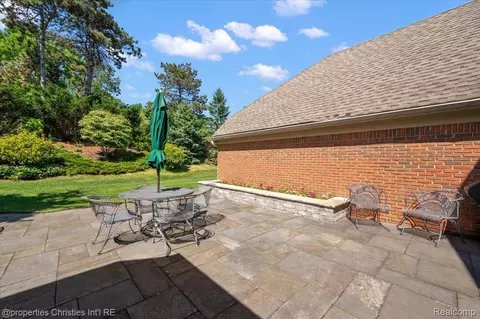 Exterior - 3021 E Ridge Ct, Bloomfield Hills, MI 48302 photo 9 of 10