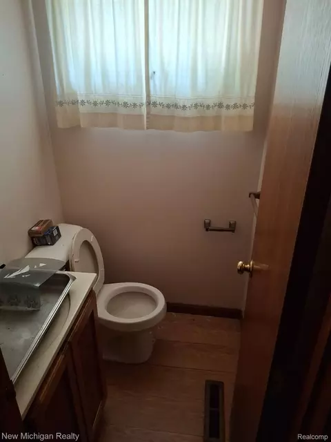 Bath - 2433 Willow St, Deckerville, MI 48427 photo 2 of 2