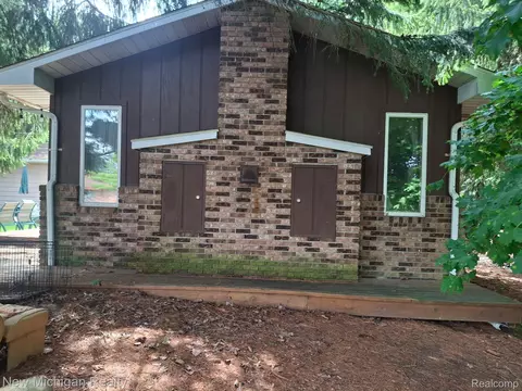 Exterior - 2433 Willow St, Deckerville, MI 48427 photo 4 of 6