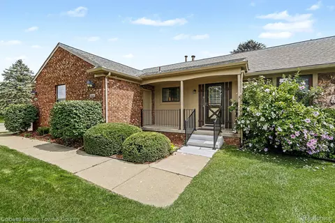 12460 Cambridge Blvd, Green Oak, MI 48178