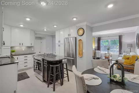 Kitchen - 605 Autumn Dr, Flushing, MI 48433 photo 3 of 4