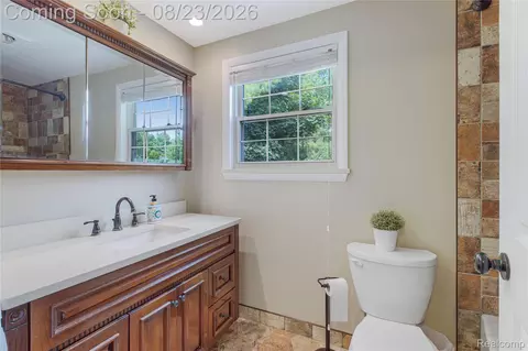 Bath - 605 Autumn Dr, Flushing, MI 48433 photo 2 of 3
