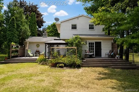 Exterior - 605 Autumn Dr, Flushing, MI 48433 photo 3 of 5