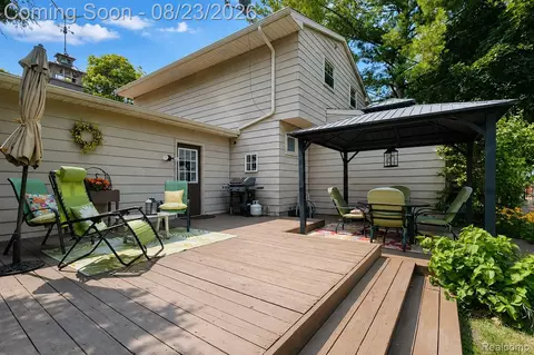 Exterior - 605 Autumn Dr, Flushing, MI 48433 photo 4 of 5