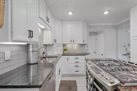 Kitchen - 605 Autumn Dr, Flushing, MI 48433 photo 2 of 4