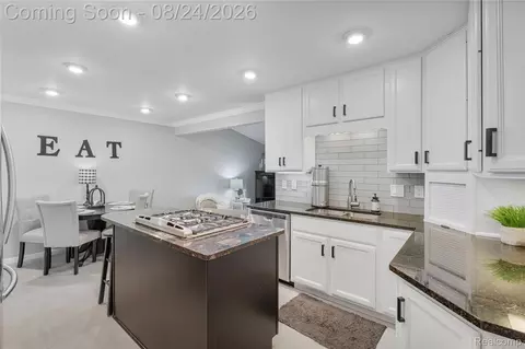 Kitchen - 605 Autumn Dr, Flushing, MI 48433 photo 1 of 4