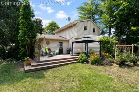 Exterior - 605 Autumn Dr, Flushing, MI 48433 photo 2 of 5