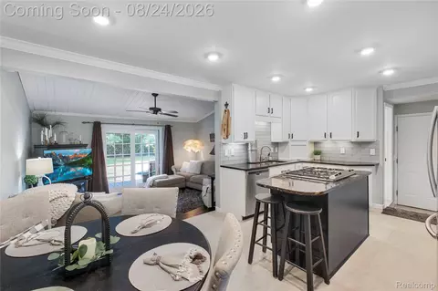 Kitchen - 605 Autumn Dr, Flushing, MI 48433 photo 4 of 4