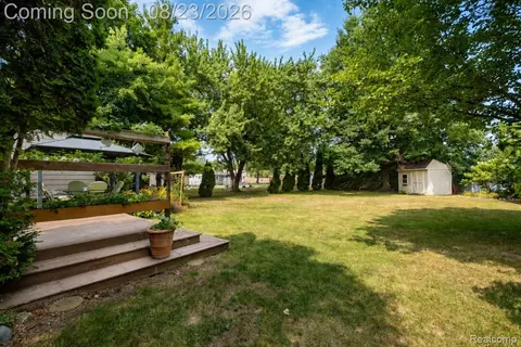 Exterior - 605 Autumn Dr, Flushing, MI 48433 photo 5 of 5