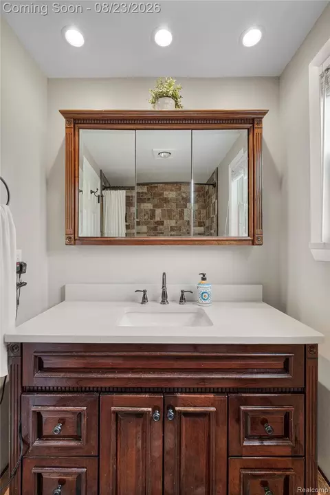 Bath - 605 Autumn Dr, Flushing, MI 48433 photo 3 of 3