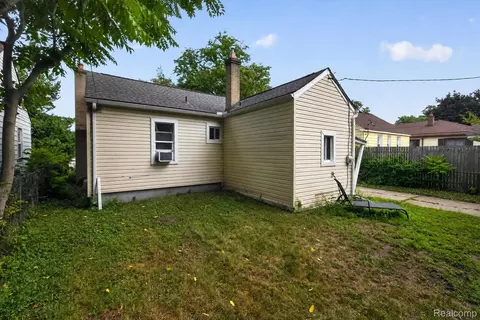 Exterior - 35259 Currier St, Wayne, MI 48184 photo 7 of 9