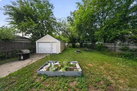 Exterior - 35259 Currier St, Wayne, MI 48184 photo 8 of 9