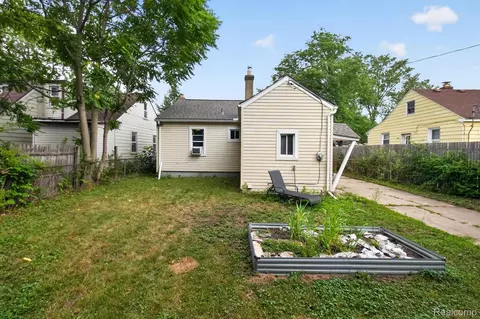 Exterior - 35259 Currier St, Wayne, MI 48184 photo 6 of 9