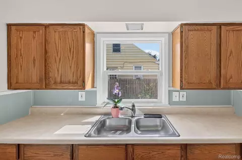 Kitchen - 35259 Currier St, Wayne, MI 48184 photo 2 of 4