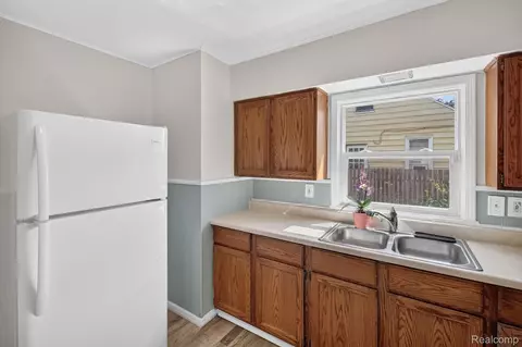 Kitchen - 35259 Currier St, Wayne, MI 48184 photo 3 of 4