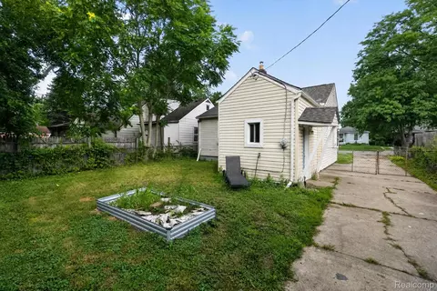 Exterior - 35259 Currier St, Wayne, MI 48184 photo 5 of 9