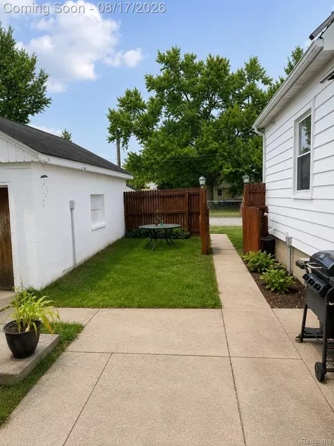 Exterior - 1021 Hapeman St, Lansing, MI 48915 photo 2 of 3