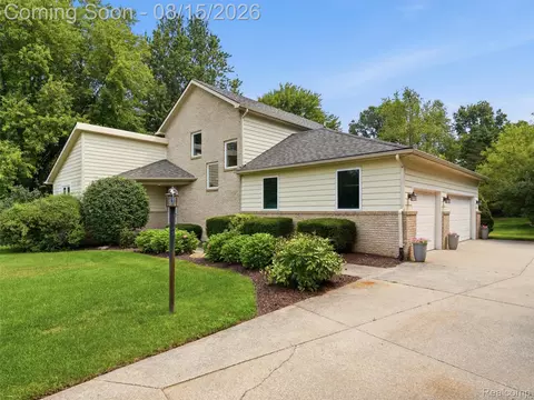 4505 Mariners Ct, White Lake, MI 48386
