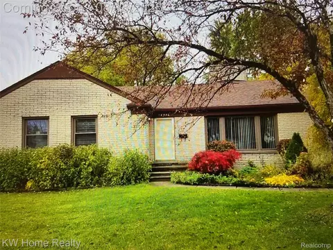 18550 Beechwood St, Roseville, MI 48066