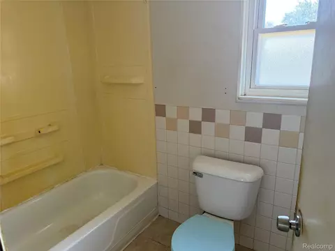 Bath - 2337 Corbin St, Melvindale, MI 48122 photo 2 of 3