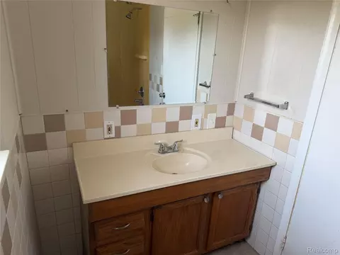 Bath - 2337 Corbin St, Melvindale, MI 48122 photo 3 of 3