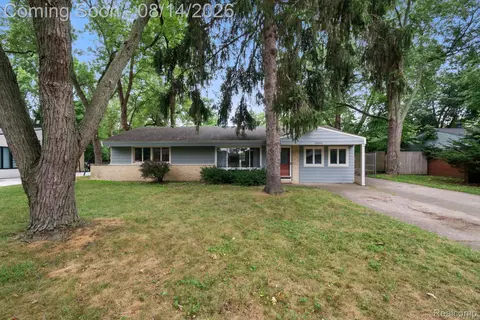 2495 Walce Dr, West Bloomfield, MI 48324