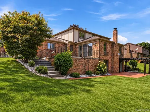 22520 Vacri Ln, Farmington Hills, MI 48335