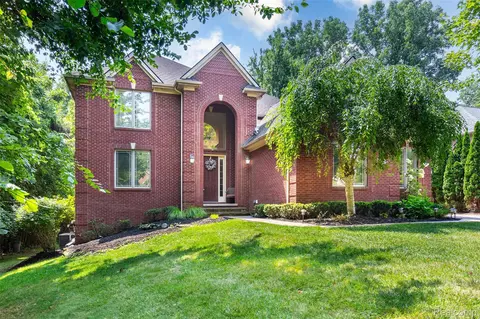 32393 Maria Ct, Livonia, MI 48152